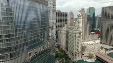 Şikago 'nun hava görüntüsü Michigan Gölü boyunca yığılmış gökdelenleri gösteriyor. Şehir merkezi boyunca akan nehir gibi dışa doğru genişliyor. İkonik mimariyi muazzam şehir enerjisiyle harmanlıyor..