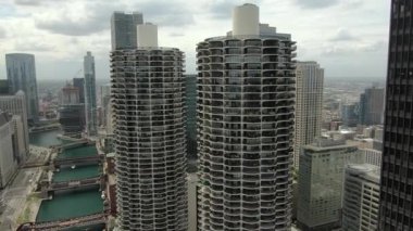 Şikago 'nun hava görüntüsü Michigan Gölü boyunca yığılmış gökdelenleri gösteriyor. Şehir merkezi boyunca akan nehir gibi dışa doğru genişliyor. İkonik mimariyi muazzam şehir enerjisiyle harmanlıyor..