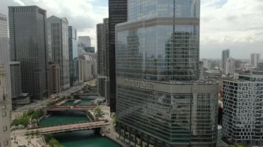 Şikago 'nun hava görüntüsü Michigan Gölü boyunca yığılmış gökdelenleri gösteriyor. Şehir merkezi boyunca akan nehir gibi dışa doğru genişliyor. İkonik mimariyi muazzam şehir enerjisiyle harmanlıyor..