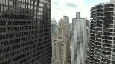 Şikago 'nun hava görüntüsü Michigan Gölü boyunca yığılmış gökdelenleri gösteriyor. Şehir merkezi boyunca akan nehir gibi dışa doğru genişliyor. İkonik mimariyi muazzam şehir enerjisiyle harmanlıyor..