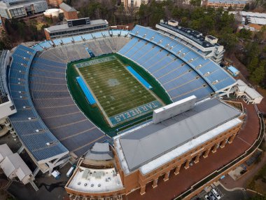 Chapel Hill 'deki Kenan Stadyumu' nun hava manzarası, ağaçların arasına yerleştirilmiş tarihi UNC futbol sahasını, 1927 'den beri klasik kase dizayn kampüsünü ve Tar Heels' in evini gösteriyor..