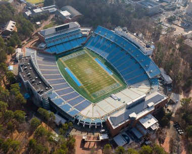 Chapel Hill 'deki Kenan Stadyumu' nun hava manzarası, ağaçların arasına yerleştirilmiş tarihi UNC futbol sahasını, 1927 'den beri klasik kase dizayn kampüsünü ve Tar Heels' in evini gösteriyor..