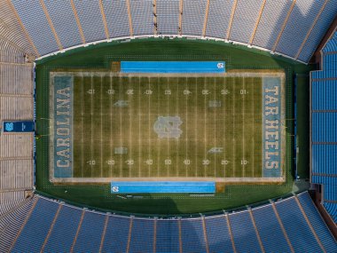 Chapel Hill 'deki Kenan Stadyumu' nun hava manzarası, ağaçların arasına yerleştirilmiş tarihi UNC futbol sahasını, 1927 'den beri klasik kase dizayn kampüsünü ve Tar Heels' in evini gösteriyor..
