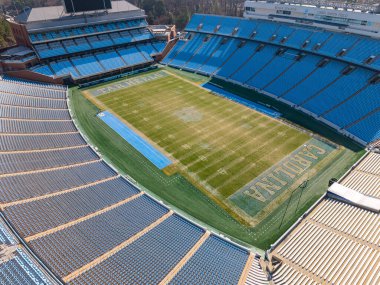 Chapel Hill 'deki Kenan Stadyumu' nun hava manzarası, ağaçların arasına yerleştirilmiş tarihi UNC futbol sahasını, 1927 'den beri klasik kase dizayn kampüsünü ve Tar Heels' in evini gösteriyor..