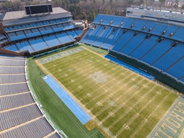 Chapel Hill 'deki Kenan Stadyumu' nun hava manzarası, ağaçların arasına yerleştirilmiş tarihi UNC futbol sahasını, 1927 'den beri klasik kase dizayn kampüsünü ve Tar Heels' in evini gösteriyor..