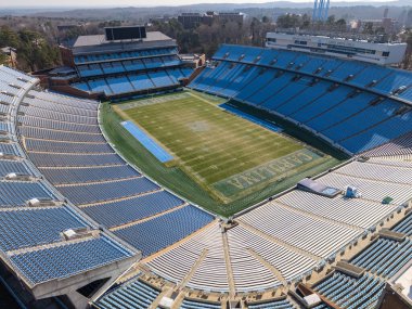 Chapel Hill 'deki Kenan Stadyumu' nun hava manzarası, ağaçların arasına yerleştirilmiş tarihi UNC futbol sahasını, 1927 'den beri klasik kase dizayn kampüsünü ve Tar Heels' in evini gösteriyor..