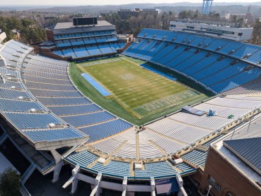 Chapel Hill 'deki Kenan Stadyumu' nun hava manzarası, ağaçların arasına yerleştirilmiş tarihi UNC futbol sahasını, 1927 'den beri klasik kase dizayn kampüsünü ve Tar Heels' in evini gösteriyor..