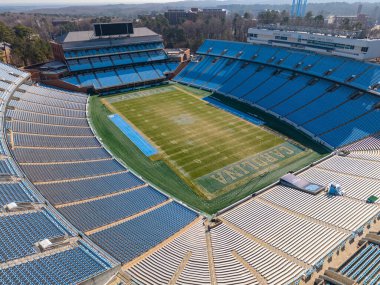 Chapel Hill 'deki Kenan Stadyumu' nun hava manzarası, ağaçların arasına yerleştirilmiş tarihi UNC futbol sahasını, 1927 'den beri klasik kase dizayn kampüsünü ve Tar Heels' in evini gösteriyor..