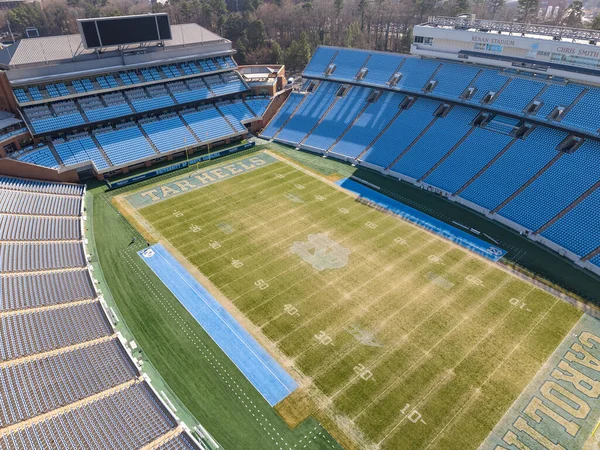 Chapel Hill 'deki Kenan Stadyumu' nun hava manzarası, ağaçların arasına yerleştirilmiş tarihi UNC futbol sahasını, 1927 'den beri klasik kase dizayn kampüsünü ve Tar Heels' in evini gösteriyor..