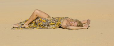 Çölde sarışın model