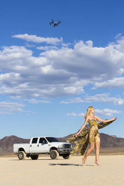 Model Posing with Car in Desert — Stock Photo, Image