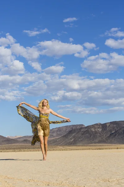 Blonde Model in Desert — Stock Photo, Image