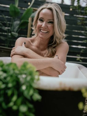 Göz kamaştırıcı bir sarışın, altın güneşin tadını çıkarıyor. Parlayan gülüşü, doğa ile çevrili ferahlatıcı bir açık hava banyosunun tadını çıkarıyor. Ve mükemmel bir yaz gününün sıcacık kucaklaması..