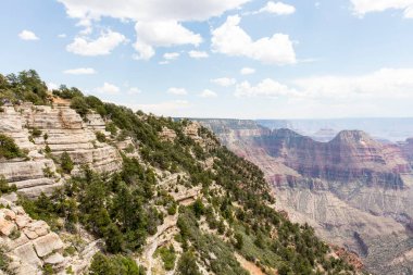 Büyük Kanyon Kuzey Şeridi 'nden nefes kesen manzaralar engin kayalıkları, katmanlı kaya oluşumlarını ve derin kanyonları, görkemli ve çarpıcı güzellikleri gözler önüne seriyor..