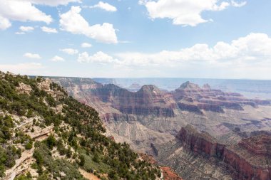 Büyük Kanyon Kuzey Şeridi 'nden nefes kesen manzaralar engin kayalıkları, katmanlı kaya oluşumlarını ve derin kanyonları, görkemli ve çarpıcı güzellikleri gözler önüne seriyor..