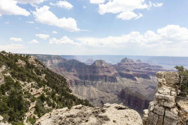 Büyük Kanyon Kuzey Şeridi 'nden nefes kesen manzaralar engin kayalıkları, katmanlı kaya oluşumlarını ve derin kanyonları, görkemli ve çarpıcı güzellikleri gözler önüne seriyor..