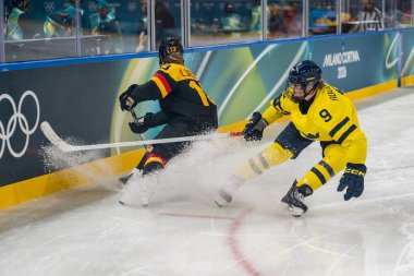 İsveç takımının 9 numaralı savunucusu Jessica Adolfsson 2026 Milano Corntina Kış Olimpiyatları sırasında İtalya 'nın MILAN kentindeki Milano Ice Park' ta B ön eleme grubunda Almanya Takımı 'na karşı oynuyor..