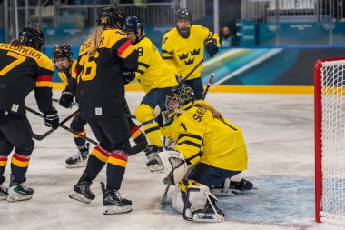 İsveç Takımı 'nın kalecisi Ebba Svensson Traff # 1, 2026 Milano Corntina Kış Olimpiyatları sırasında İtalya' nın MILAN kentindeki Milano Buz Parkı 'nda B Grubu' na karşı bir gol kaydetti..