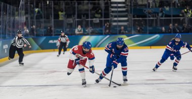 2026 Milano Cortina Kış Olimpiyatları sırasında İtalya 'nın MILAN kentindeki Milano Ice Park In Rho' da oynanan ön tur B Grubu 'nda Çek takımının 19 numaralı oyuncusu Natalie Mlynkova ile oynamaktadır. Amerikan takımı 5-1 kazandı..