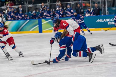 2026 Milano Cortina Kış Olimpiyatları sırasında İtalya 'nın MILAN kentindeki Milano Ice Park In Rho' da oynanan ön tur B Grubu 'nda Çek takımının 4 numaralı defans oyuncusu Daniela Pejsova ile oynamıştır. Amerikan takımı 5-1 kazandı..