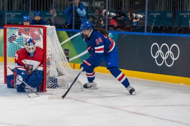 2026 Milano Cortina Kış Olimpiyatları sırasında İtalya 'nın MILAN kentindeki Milano Ice Park In Rho' da oynanan ön tur B Grubu 'nda Çek takımına karşı forvet Joy Dunne # 24 oynuyor. Amerikan takımı 5-1 kazandı..