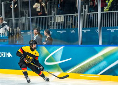 2026 Milano Cortina Kış Olimpiyatları sırasında İtalya 'nın MILAN kentindeki Milano Ice Park In Rho' da oynanan ön tur B Grubu 'nda Almanya Takımı' nın 8. Almanya takımı maçı 5-2 kazanıyor..