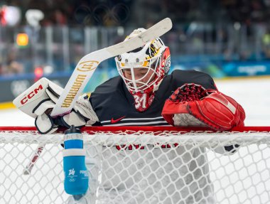 Japonya Takımının 31 numaralı kalecisi Riko Kawaguchi 2026 Milano Cortina Kış Olimpiyatları sırasında İtalya 'nın MILAN kentindeki Milano Ice Park In Rho' da B Grubu 'na karşı oynuyor. Almanya takımı maçı 5-2 kazanıyor..