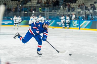 2026 Milano Cortina Kış Olimpiyatları sırasında İtalya 'nın MILAN kentindeki Milano Ice Park In Rho' da oynanan ön tur B Grubu 'nda Finlandiya Takımı' na karşı oynamadan önce forvet Kendall Coyne 26 numarada ısınıyor. ABD takımı Finlandiya 'yı 5-0 yendi