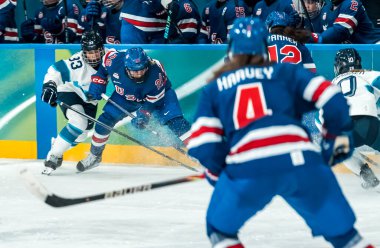 Finlandiya takımının 33 numaralı forveti Michelle Karvinen 2026 Milano Cortina Kış Olimpiyatları sırasında İtalya 'nın MILAN kentinde Milano Ice Park In Rho' da oynanan ön tur B Grubu 'nda ABD takımına karşı disk mücadelesi veriyor..