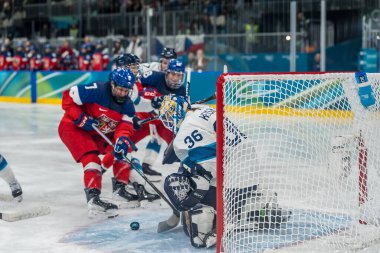 Finlandiya takımının 36 numaralı kalecisi Anni Keisala, 2026 Milano Cortina Kış Olimpiyatları sırasında İtalya 'nın MILAN kentindeki Milano Buz Parkı' nda oynanan ön tur A Grubu 'nda Çek takımına gol kazandırdı. Çek takımı maçı 2-0 kazandı..