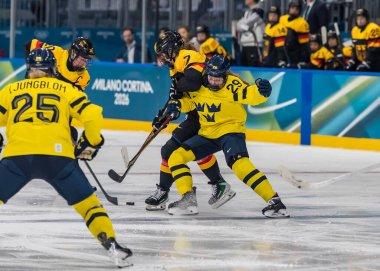 İsveç takımının 29 numaralı forveti Felizia Wikner Zienkiewicz, 2026 Milano Corntina Kış Olimpiyatları sırasında İtalya 'nın MILAN kentindeki Milano Buz Parkı' nda B Grubu 'nda Almanya Takımı' na karşı oynuyor..