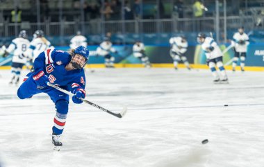 2026 Milano Cortina Kış Olimpiyatları sırasında İtalya 'nın MILAN kentindeki Milano Ice Park In Rho' da oynanan ön tur B Grubu 'nda\ us # 7' ye karşı oynamadan önce ABD takımı ısınıyor. ABD takımı Finlandiya 'yı 5-0 yendi.