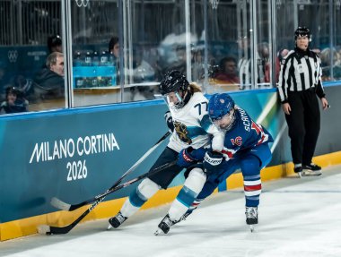 Finlandiya Takımı 77 numaralı forvet Susanna Tapani, 2026 Milano Cortina Kış Olimpiyatları sırasında İtalya 'nın MILAN kentindeki Milano Ice Park In Rho' daki B ön eleme grubunda ABD takımıyla karşılaşmak için mücadele ediyor..