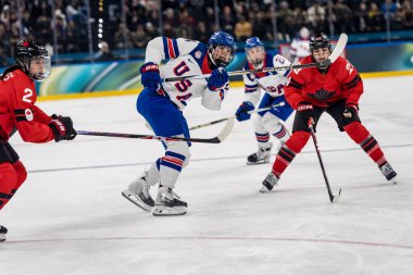 Forvet Joy Dunne # 24 numaralı takım 2026 Milano Cortina Kış Olimpiyatları 'nda Milano Santagiulia Buz Hokeyi Arena' da A Grubu 'na karşı oynuyor. Amerikan takımı Kanada 'yı 5-0 yendi.