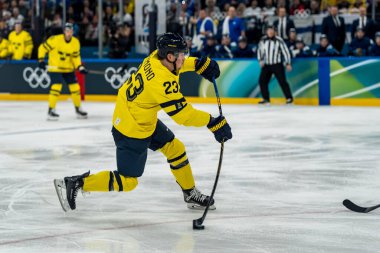 İsveç takımının 23 numaralı forveti Lucas Raymond 2026 Milano Cortina Kış Olimpiyatları 'nda Milano Santagiulia Buz Hokeyi Arena' da Finlandiya Takımı 'na karşı oynuyor. Finlandiya İsveç 'i 4: 1 yendi.