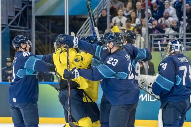 Finlandiya takımı 2026 Milano Cortina Kış Olimpiyatları 'nda Milano Santagiulia Buz Hokeyi Arena' da B Grubu 'na karşı oynuyor. Finlandiya İsveç 'i 4: 1 yendi.