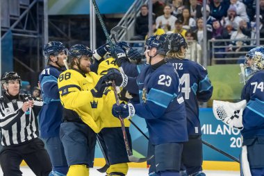 Finlandiya takımı 2026 Milano Cortina Kış Olimpiyatları 'nda Milano Santagiulia Buz Hokeyi Arena' da B Grubu 'na karşı oynuyor. Finlandiya İsveç 'i 4: 1 yendi.