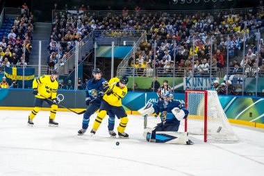 Finlandiya takımının 74 numaralı kalecisi Juuse Saros, 2026 Milano Cortina Kış Olimpiyatları 'nda Milano Santagiulia Buz Hokeyi Arena' da İsveç takımına karşı ilk tur A Grubu 'nu kurtardı. Finlandiya İsveç 'i 4: 1 yendi.