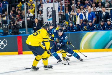 2026 Milano Cortina Kış Olimpiyatları 'nda Finlandiya takımının forveti Sebastian Aho, Milano Santagiulia Buz Hokeyi Arena' da İsveç Takımı 'na karşı oynuyor. Finlandiya İsveç 'i 4: 1 yendi.