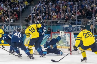 Finlandiya takımının 74 numaralı kalecisi Juuse Saros, 2026 Milano Cortina Kış Olimpiyatları 'nda Milano Santagiulia Buz Hokeyi Arena' da İsveç takımına karşı ilk tur A Grubu 'nu kurtardı. Finlandiya İsveç 'i 4: 1 yendi.