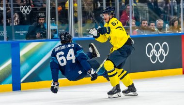 Finlandiya takımının forvet oyuncusu Mikael Granlund, 2026 Milano Cortina Kış Olimpiyatları sırasında Milano Santagiulia Buz Hokeyi Arena 'da İsveç takımı tarafından ilk tur A Grubu' nda yere serildi. Finlandiya İsveç 'i 4: 1 yendi.