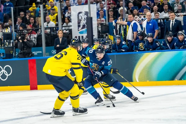 2026 Milano Cortina Kış Olimpiyatları 'nda Finlandiya takımının forveti Sebastian Aho, Milano Santagiulia Buz Hokeyi Arena' da İsveç Takımı 'na karşı oynuyor. Finlandiya İsveç 'i 4: 1 yendi.