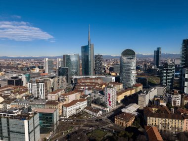 Milano 'nun havadan görünüşü, tarihi simgelerin, zarif katedrallerin ve modern mimarinin hareketli caddeleri, yeşil parkları ve gökyüzü boyunca uzanan canlı şehir yaşamının dinamik bir karışımını ortaya koyuyor..