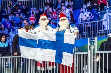 Taraftarlar, 2026 Milano Cortina Kış Olimpiyatları için İtalya 'nın MILAN kentinde oynanan Milano Rho Buz Hokeyi Arena' da oynanan Team Swiss vs İtalya ön eleme maçında takımlarını alkışlıyorlar. İsviçre takımı İtalya 'yı 3-0 yendi ve kuleye doğru ilerliyor.