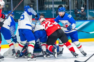 İsviçre takımı 2026 Milano Cortina Kış Olimpiyatları 'nda İtalya' nın MILAN kentinde oynanan Milano Rho Buz Hokeyi Arena 'da oynanan eleme maçında İtalya Takımı' na karşı oynuyor. İsviçre takımı İtalya 'yı 3-0 yendi ve çeyrek finale çıktı.