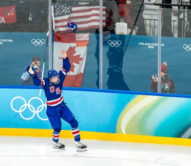 Amerika Birleşik Devletleri 'nin 5. Savunucusu Megan Keller, 2026 Milano Cortina Wint maçı sırasında İtalya' nın MILAN kentinde oynanan Milano Santagiulia Buz Hokeyi Arena 'da oynanan bayanlar altın madalya maçında 2-1' lik uzatma golünü attıktan sonra kutluyor.