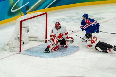2026 Milano Cortina Kış Olimpiyatları sırasında İtalya 'nın MILAN kentinde oynanan Milano Santagiulia Buz Hokeyi Arena' da oynanan Bayanlar Altın Madalya Maçı uzatma maçında 5..