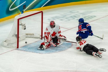 2026 Milano Cortina Kış Olimpiyatları sırasında İtalya 'nın MILAN kentinde oynanan Milano Santagiulia Buz Hokeyi Arena' da oynanan Bayanlar Altın Madalya Maçı uzatma maçında 5..