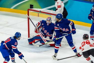 ABD Takımının 31 numaralı kalecisi Aerin Frankel, 2026 Milano Cortina Kış Olimpiyatları sırasında İtalya 'nın MILAN kentinde oynanan Milano Santagiulia Buz Hokeyi Şampiyonası' nda Kanada Takımı 'na gol kazandırdı..