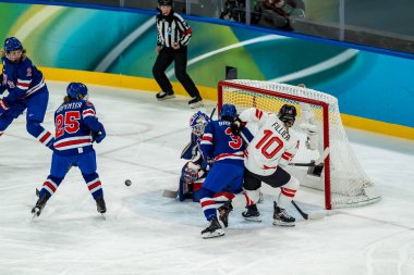 ABD Takımının 31 numaralı kalecisi Aerin Frankel, 2026 Milano Cortina Kış Olimpiyatları sırasında İtalya 'nın MILAN kentinde oynanan Milano Santagiulia Buz Hokeyi Şampiyonası' nda Kanada Takımı 'na gol kazandırdı..